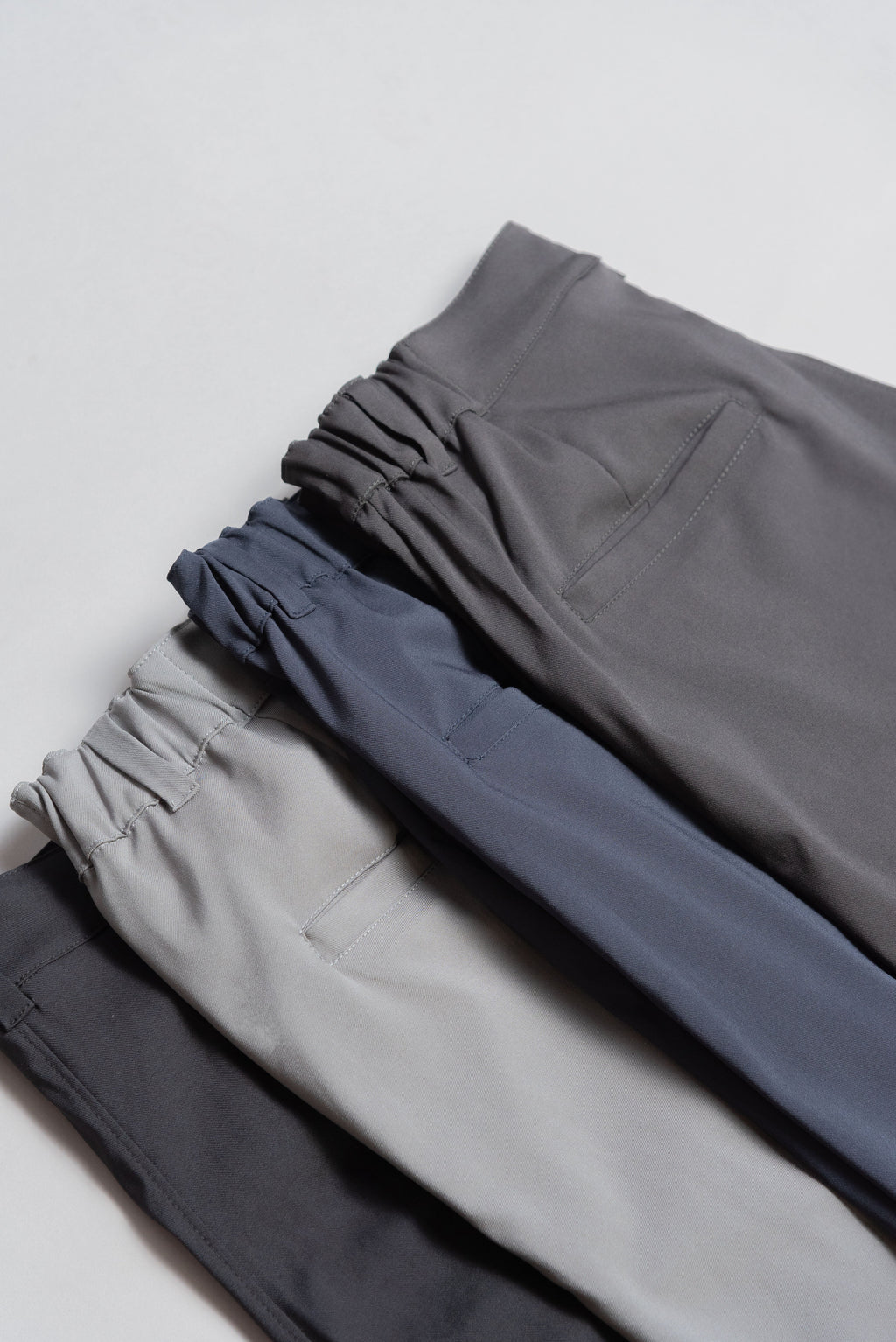 Pantalones básicos y cómodos.