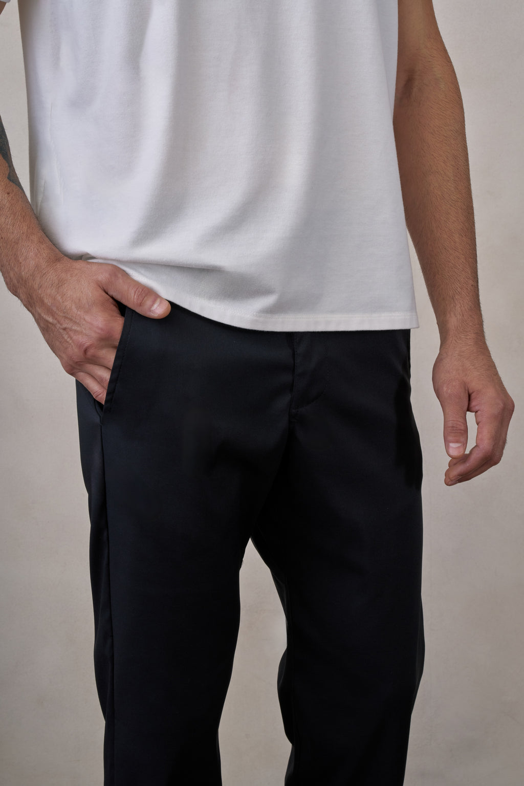 Pantalón negro cómodo para hombre