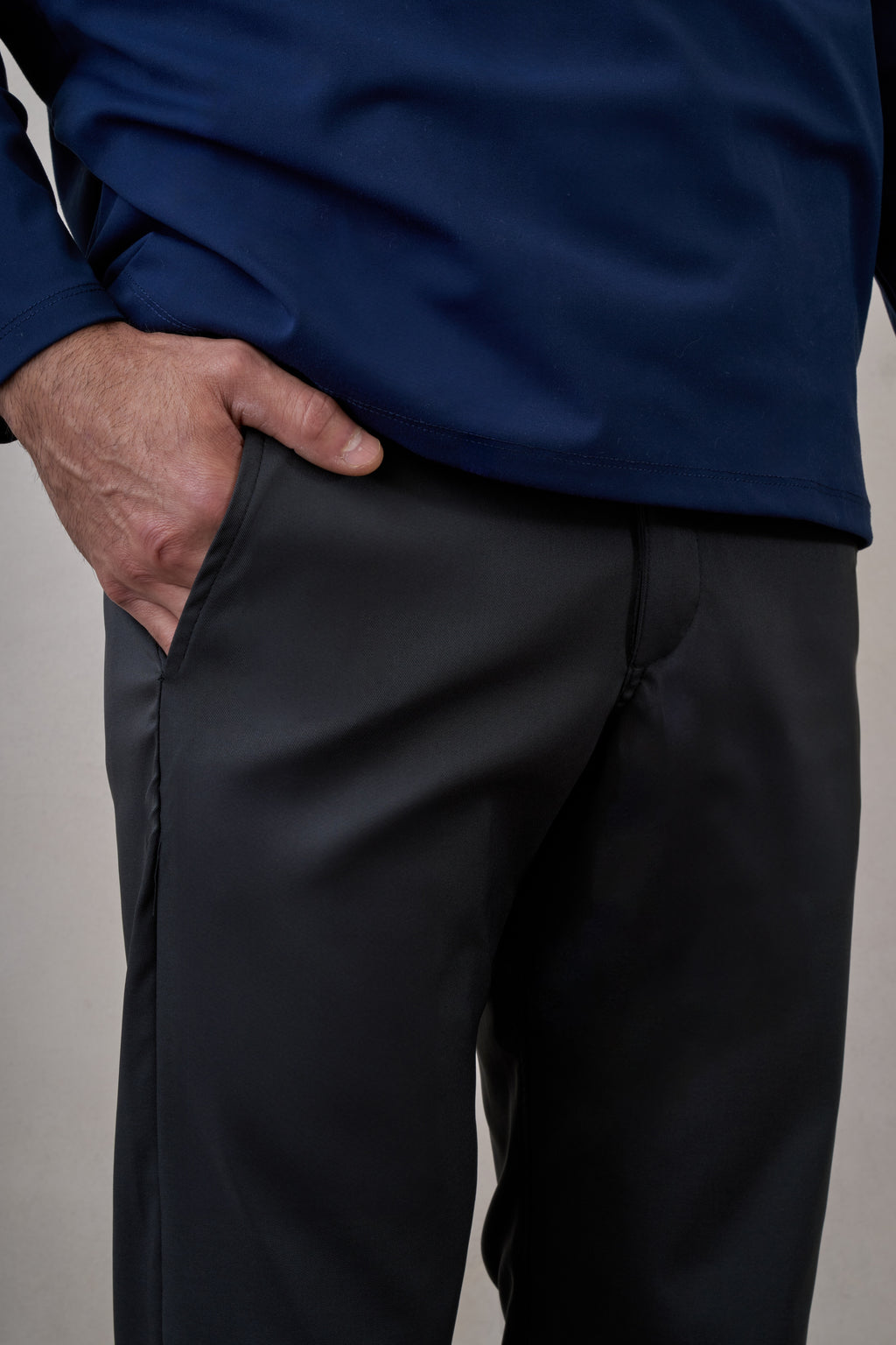 Pantalón gris oscuro cómodo para hombre