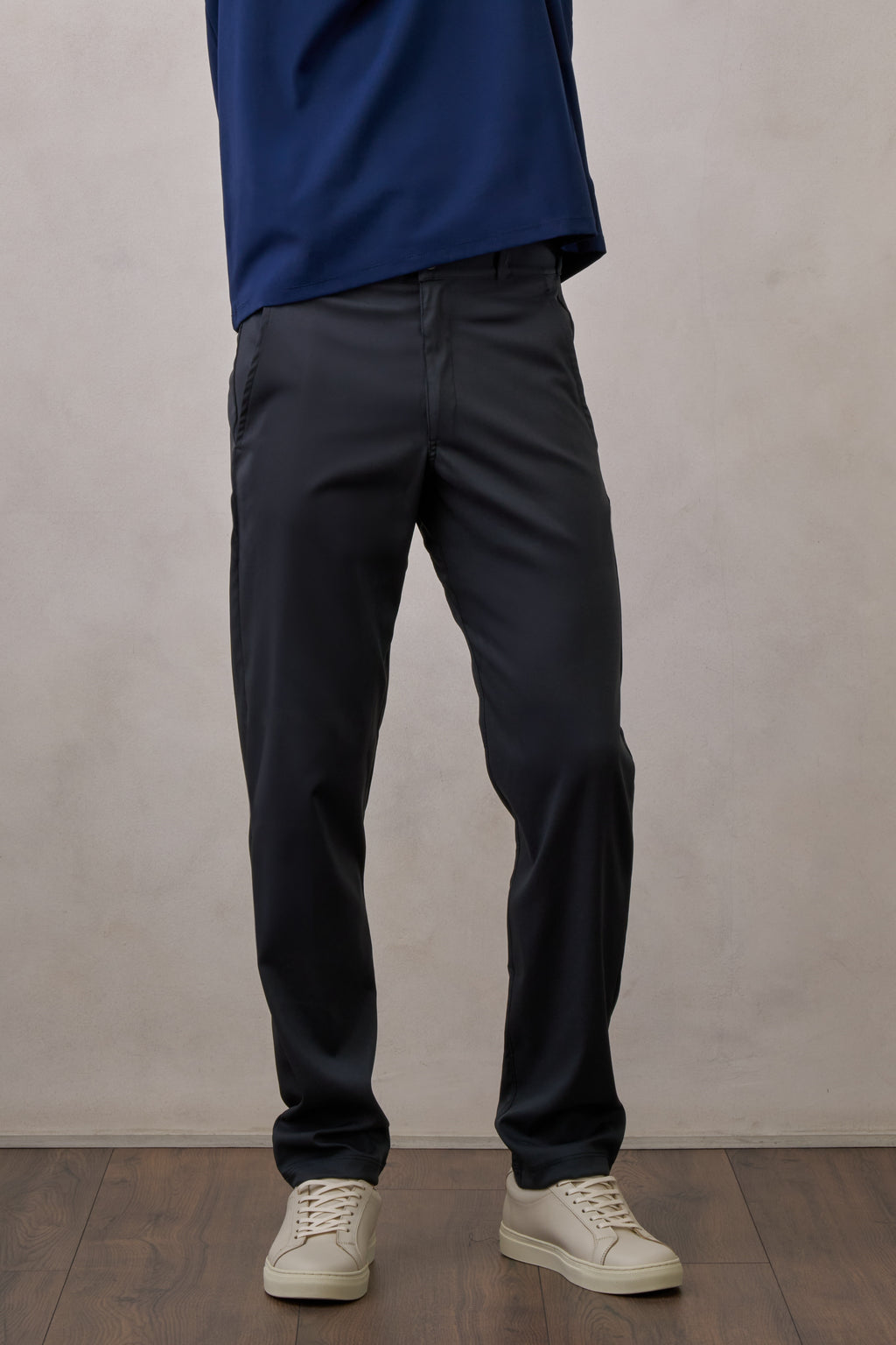 Pantalón gris oscuro básico