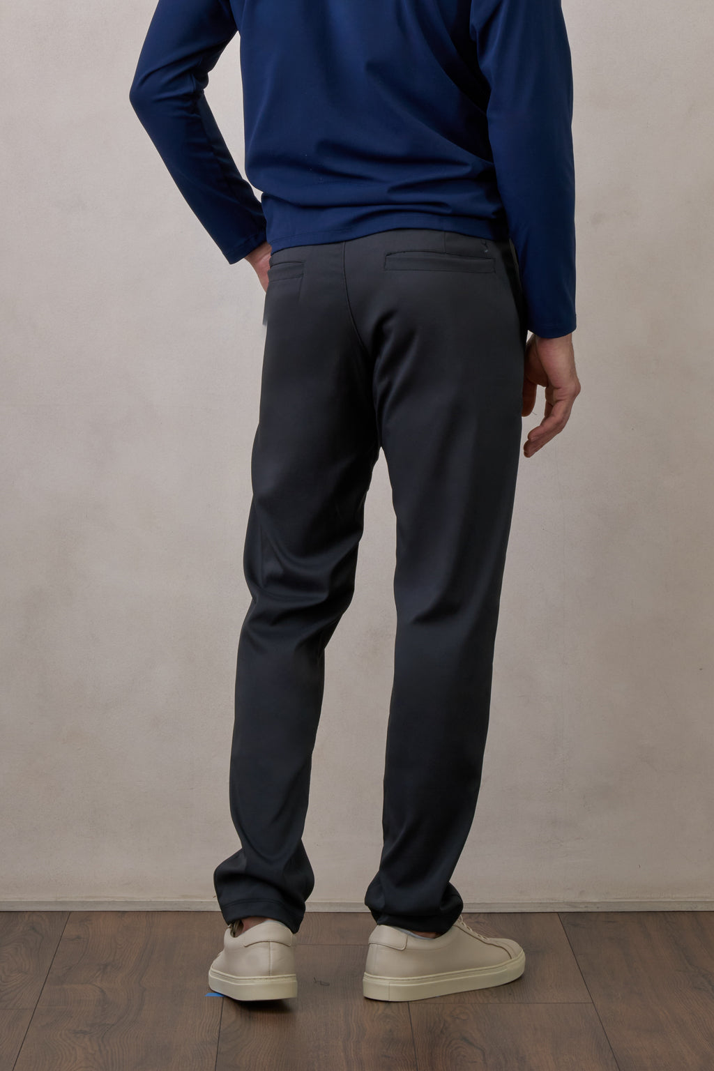 Pantalón gris oscuro cómodo