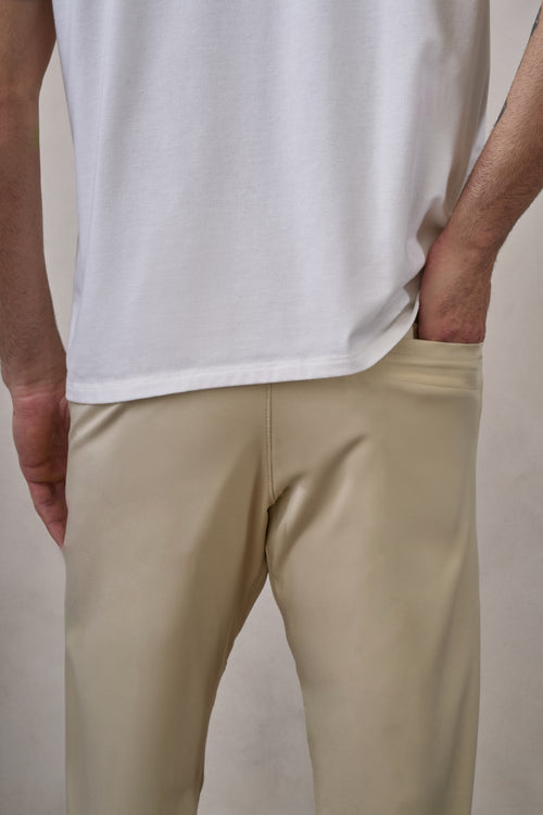 Pantalón beige cómodo para hombre