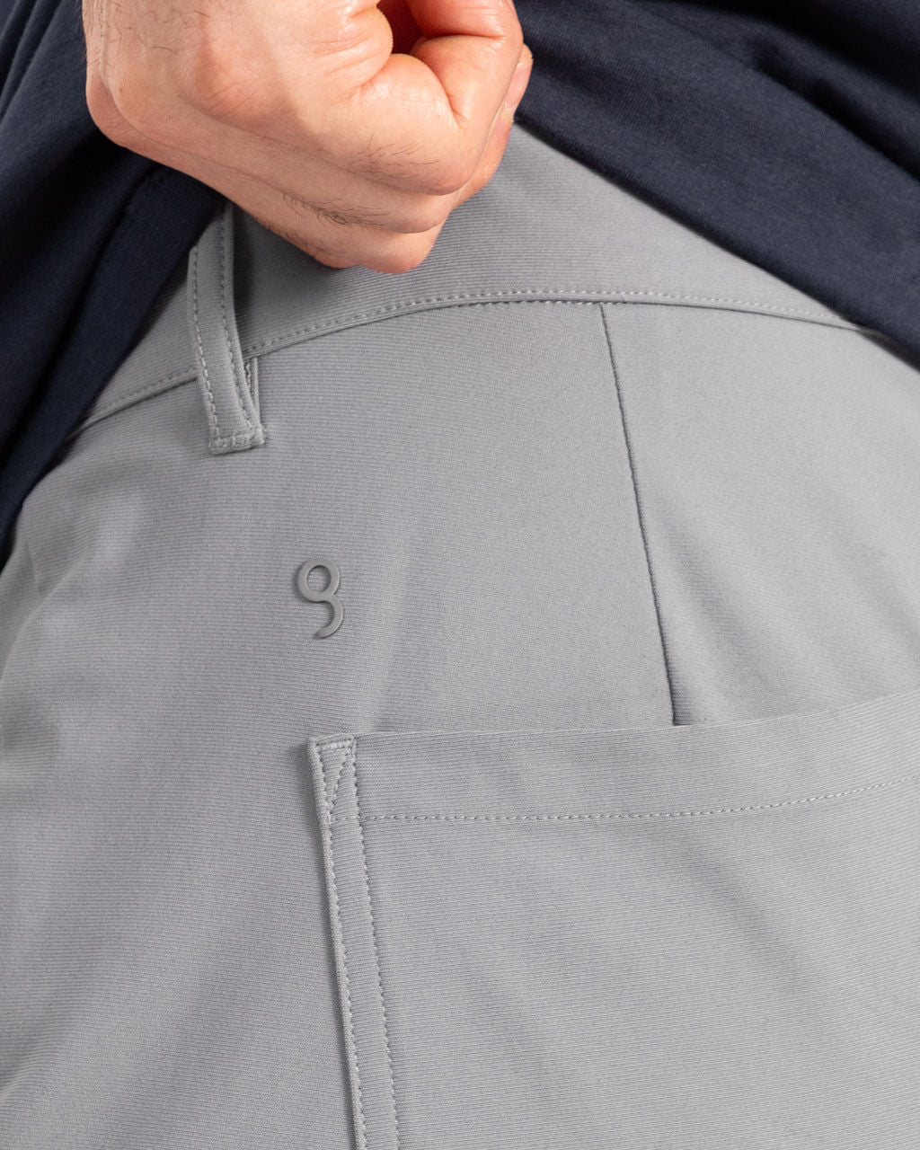 All-Day Pants Gris Vapor - detalle de tejido stretch