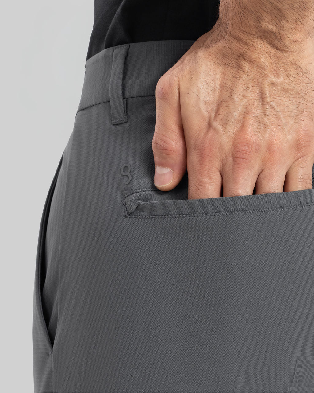 Detalle del diseño y tejido del Work-Day Pants Gris Oscuro