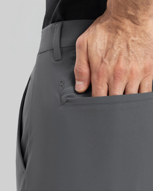 Detalle del diseño y tejido del Work-Day Pants Gris Oscuro